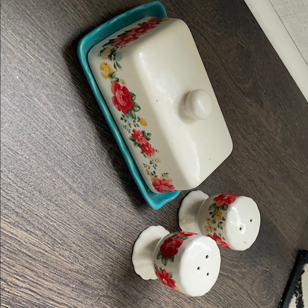 Pioneer woman margarine holder and shakers
